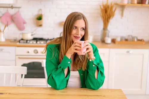 femme buvant son café après ménage